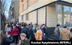 Очередь из желающих проголосовать на выборах президента РФ в Бишкеке.