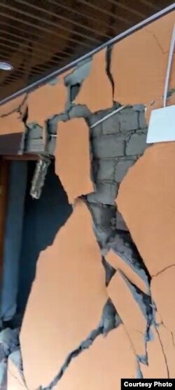 Жер силкинүүдөн кийин жарака кеткен там. Тоолуу Матча району. 23-март, 2023-жыл.