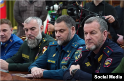 ალიხან ცაკაევი (ცენტრში) გროზნოში როსგვარდიის ჩეჩნეთის დეპარტამენტის უფროსს შარიპ დელიმხანოვსა (მარცხნივ) და ჩეჩნეთის შინაგან საქმეთა სამინისტროს ხელმძღვანელს ასლან ირასხანოვს შორის. 2024 წლის 22 აპრილი.