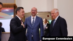 Кыргызстандын президенти Садыр Жапаров, Европа Кеңешинин төрагасы Шарль Мишель жана Евробиримдиктин башкы дипломаты Жозеп Боррел. Брюссель, 25-июнь 2024-жыл.