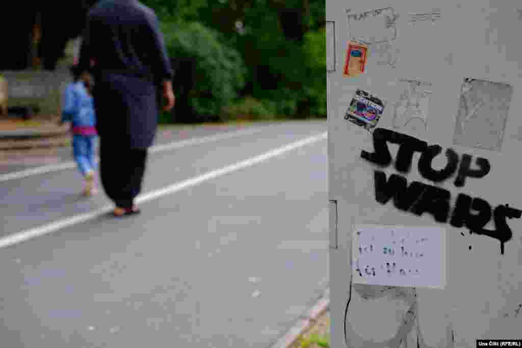 &nbsp;"Zaustavite ratove" grafit u parku u Nirnbergu u kojem Jan i Seema često šetaju sa djecom.&nbsp;