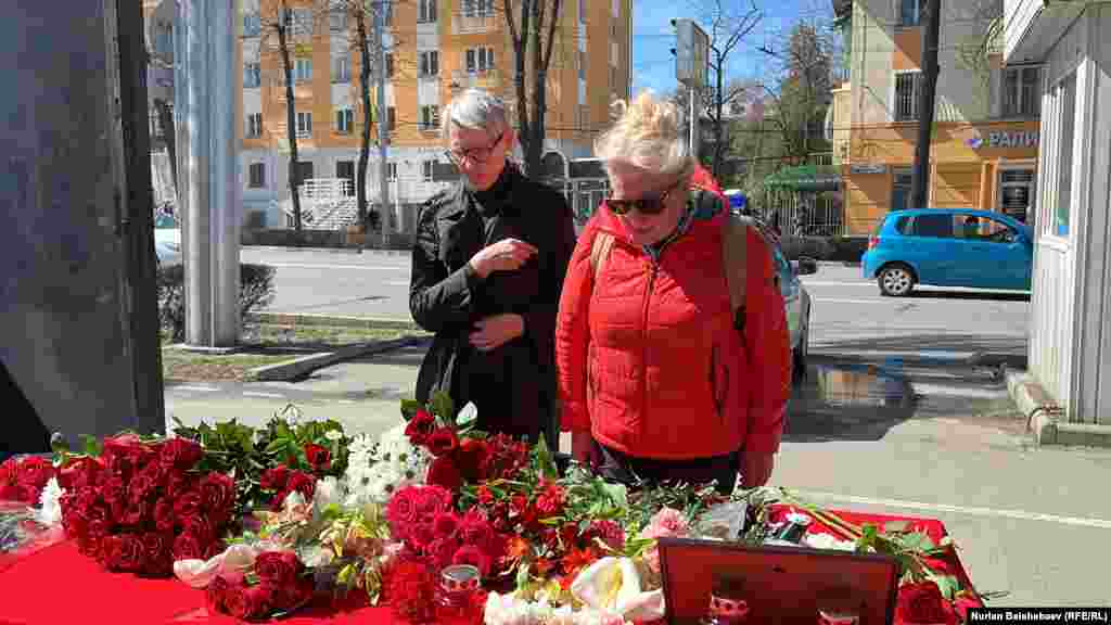 Каза болгондорду эскеруү үчүн келгендер. Бишкек. 23-март, 2024-жыл