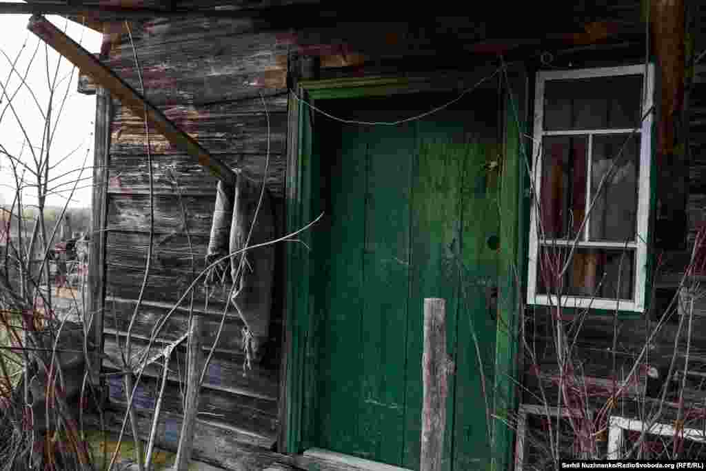 Imaginea 1: Un ofițer ucrainean încearcă să îl convingă pe Valentin, un localnic de 82 de ani din Teterivske, să-și părăsească casa, în momentul în care artileria rusă a început să tragă spre sat. Imaginea 2: Casa goală a lui Valentin. Bătrânul a murit după evacuarea din Teterivske, în refugiu, alături de familie. Casa lui este acum în curs de reparare.