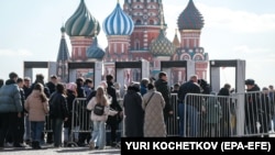 2024-жылдын 27-марты. Москва.   "Крокус Сити Холлдогу" кол салуудан кийин эл Кызыл аянтка катуу текшерүүлөрдөн кийин киргизилип жаткан учур. 