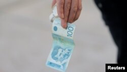 Valutë serbe 100-dinarëshe. Fotografi ilustruese nga arkivi.