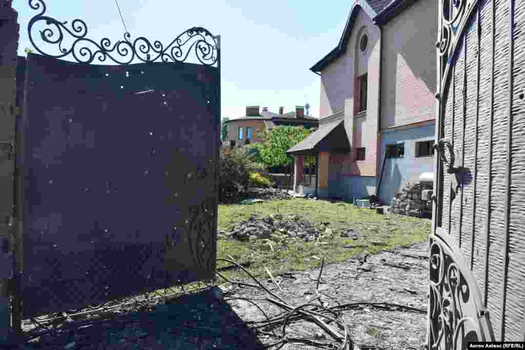 Ударною хвилею відкрило важкі ковані ворота подвір'я будинку, який&nbsp;напроти місця влучання ракети. 10 травня 2024 року