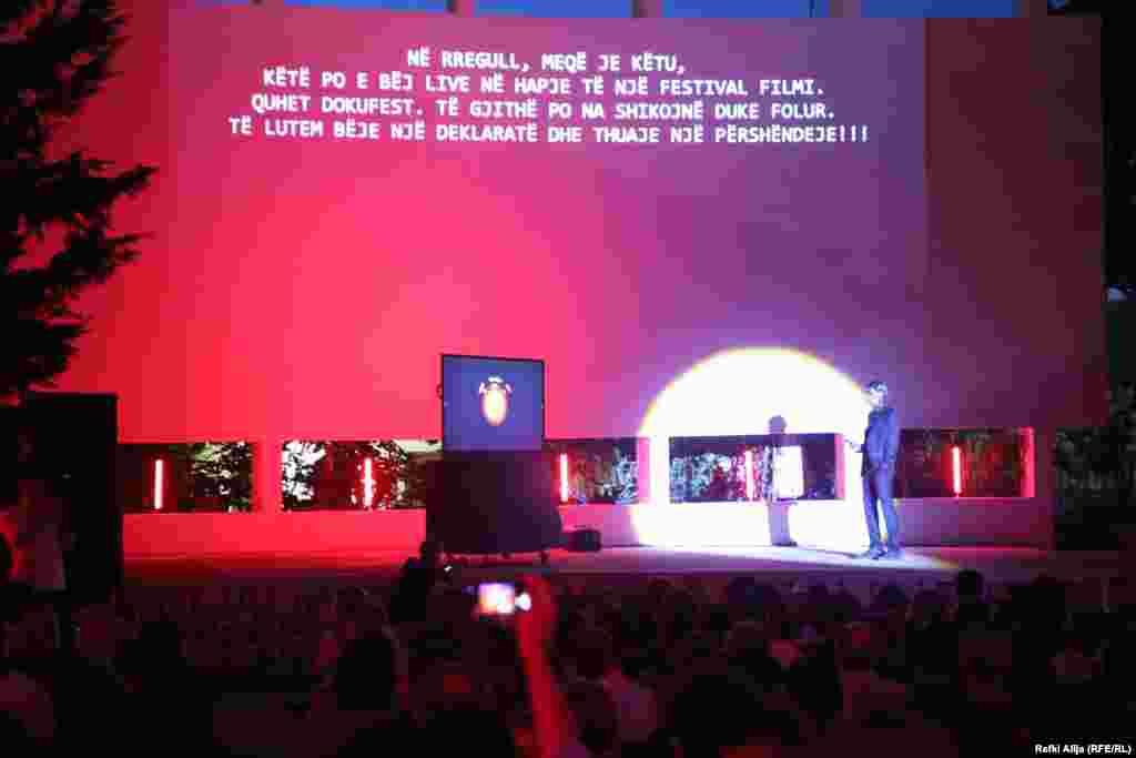 Përmes inteligjencës artificiale, në ceremoninë hapëse, u bë prezantimi i festivalit dhe hapja e tij.&nbsp;