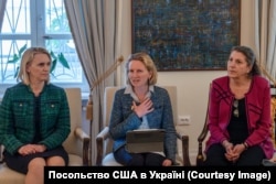 Круглий стіл з амбасадоркою США Бріджит Брінк (зліва) та Ізобель Коулмен, заступницею голови USAID (посередині). Київ, 3 травня 2024 року