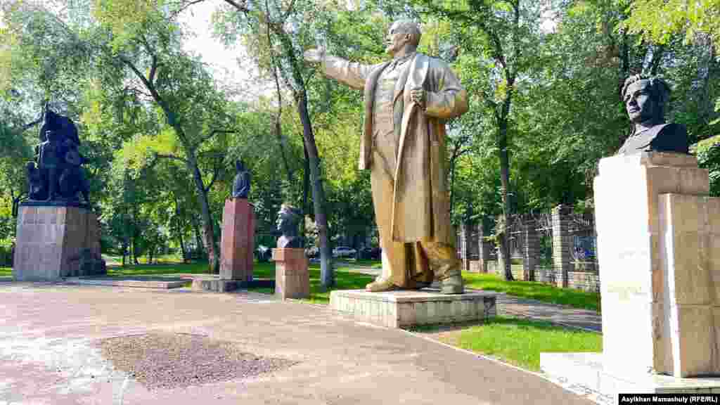 "Сарыарқа" кинотеатрының сыртындағы алаңда совет мемлекетінің көсемі Владимир Лениннің, орыс совет жазушысы Максим Горькийдің, революционер большевиктер Михаил Калининнің, Павел Виноградовтың, Дмитрий Фурмановтың, Михаил Фрунзенің мүсіндері мен қазақ жерінде совет өкіметін орнату үшін күрескендерге арналған ескерткіш орналасқан. Алматы, 28 мамыр, 2023 жыл. 