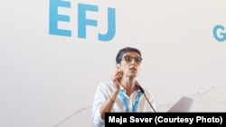 "Poplava dezinformacija i pritisaka u Srbiji je zastrašujuća", rekla je za RSE Maja Sever, predsednica Evropske federacije novinara (EFJ).