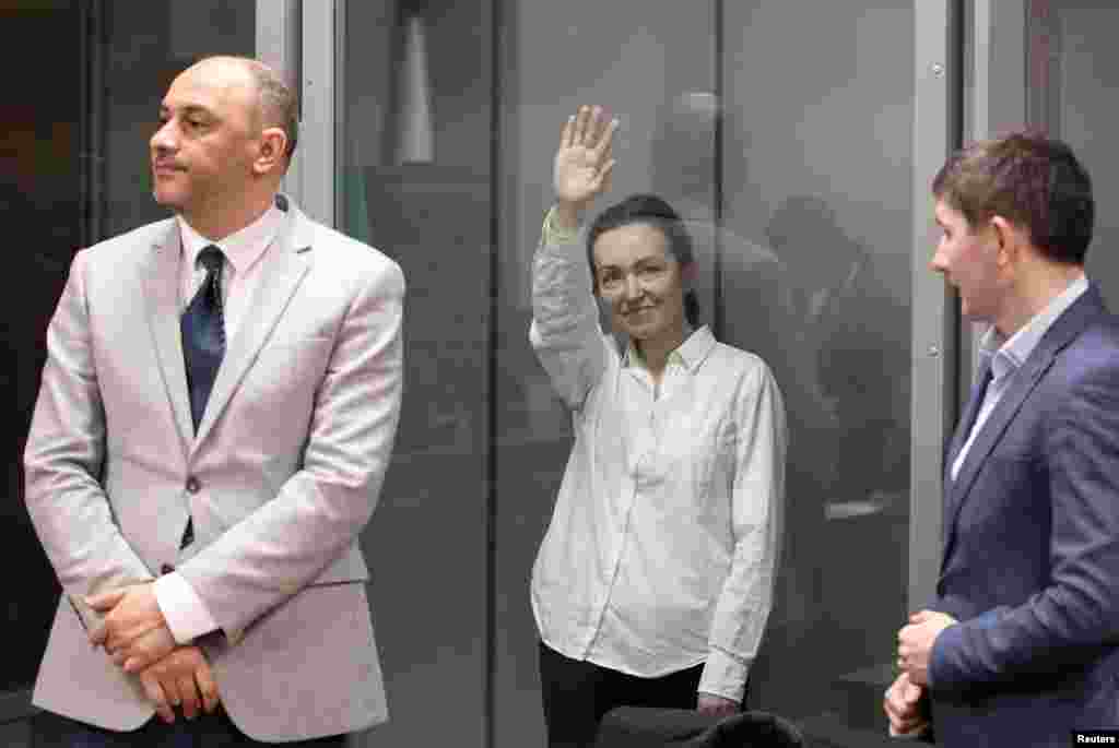 "Кайчак күңелдә давыл күтәрелә, бикле ишеккә, рәшәткәле тәрәзәгә карамаска тырышам. Ай күренми, аны күрер өчен өстәлгә, аннары батареягә басарга кирәк &mdash; мин алай эшләмим. Монда кешеләр төрле, әмма язмышлар бертөрле. Инглиз телен яхшы белгән кызны да очраттым. Рәхәтләнеп инглизчә аралаштык. Сагындырылган. Зыялы кешеләр дә бар, искиткеч акыллылар. Кешеләрдән илһамланам. Алар бер-берсенә терәк булырга тырыша", дип язган иде ул бер хатында.