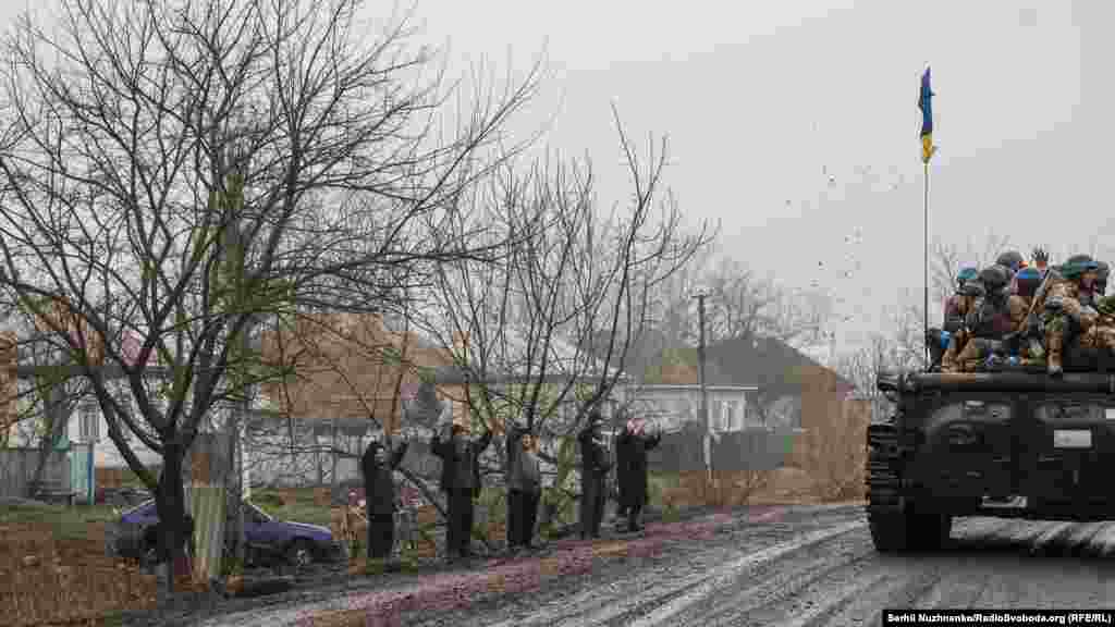 Люди виходили до дороги, радісно вітаючи українських військових. Це були дуже емоційні моменти. Чернігівщина, 2 квітня 2022 року