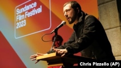 Мстислав Чернов, український відеограф, фотожурналіст, режисер, військовий кореспондент та письменник, під час прем’єри фільму «20 днів у Маріуполі» на кінофестивалі Sundance. Місто Парк-Сіті, США, 20 січня 2023 року