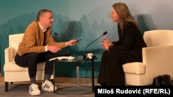 Federica Mogherini (dreapta) acordând RFE/RL un interviu în calitate de rector al Colegiului Europei, la Tivat, Muntenegru, în aprilie 2024.