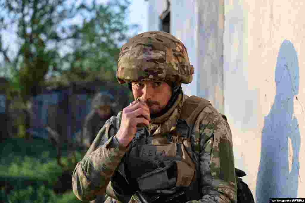 Морпіх &laquo;Кеса&raquo; кидає навчальну гранату в ході штурму будівлі, де (за легендою) розташувалася група противника