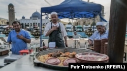 Хўжанднинг Пайшанба бозоридаги палов. Тожикистон, 14 июн 2024 йил.