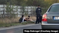 Imagine cu prietenii celor două victime, imediat după accident. 