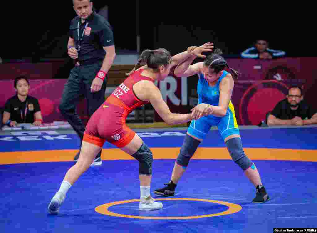 13-апрелде кыргызстандык балбан кыздар Арууке Кадырбек кызы менен Гүлнура Таштанбекова коло байгеге ээ болушту. 55 килограмм салмакта Арууке Кадырбек кызы коло медал үчүн таймашта казакстандык Зульфия Яхьярованы жеңди. &nbsp;