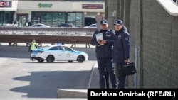 Сотрудники полиции на улице в Астане, столице Казахстана