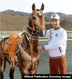 O imagine trucată a lui Serdar Berdîmuhamedov.