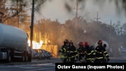 Cele două cisterne pline cu GPL, aflate pe marginea drumului național, lângă fosta stație în care era deja izbucnit un incendiu