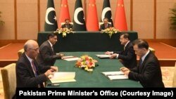 د چین او پاکستان وزیراعظمان د اکتوبر پر ۱۸مه د دواړو خواوو د چارواکو ترمینځ د موافقو لاسلیکولو پر مهال.