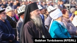 Ала Тоо аянтында өткөн салтанаттуу аземди көрүүгө дин өкүлдөрү да келди.