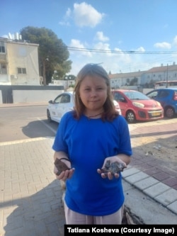 Донька Тетяни тримає уламки ракети