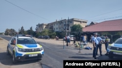 În Crevedia, zona caselor afectate de explozia cisternelor GPL a fost închisă pentru ca procurorii să strângă probele. 