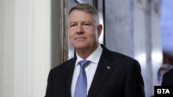 „Nu va înțelege absolut nimeni ce rost are un astfel de demers când Președintele în funcție va pleca oricum. Mai pe românește, vom fi efectiv de râsul lumii”, a spus Klaus Iohannis cu privire la demersurile de suspendare a sa, motivându-și astfel decizia de a demisiona.