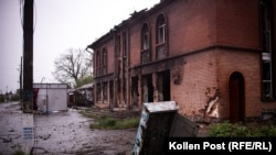 Зруйнована обстрілами будівля у центрі Козачої Лопані, Харківська область. Травень 2024 року 