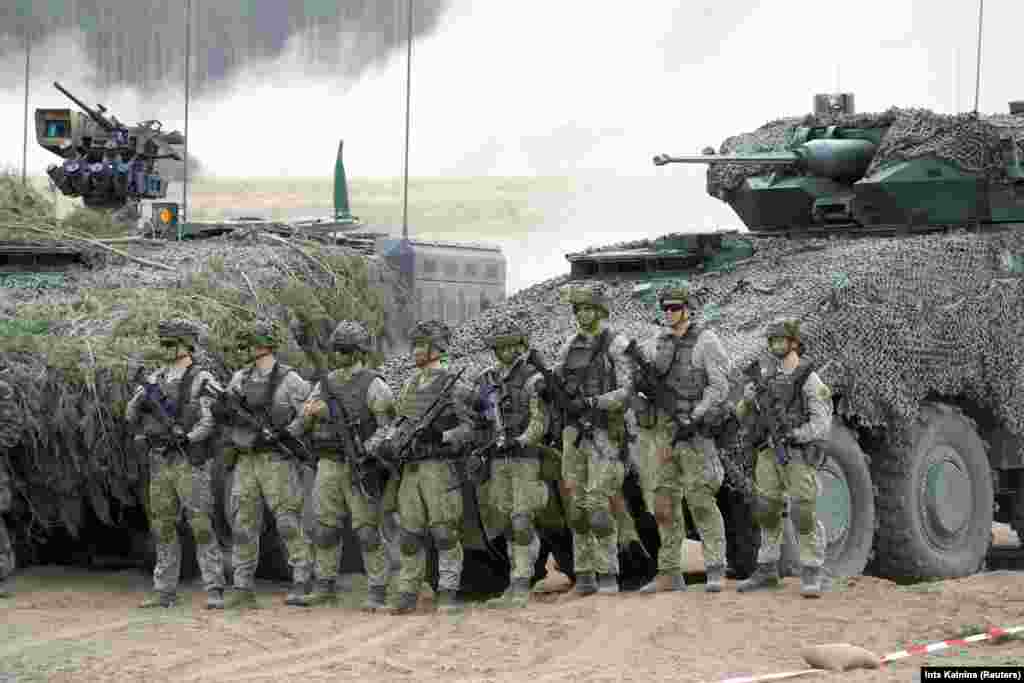 Німецькі військові під час навчань НАТО в Литві у 2024 році.&nbsp; Сьогодні НАТО налічує 32 країни-члени в Європі та Північній Америці. З початком російського вторгнення в Україну окремі члени НАТО поставили Києву озброєння на десятки мільярдів доларів, але альянс не втручався безпосередньо у бойові дії. НАТО назвало російське вторгнення &laquo;жорстокою і неспровокованою агресивною війною проти України&raquo; і пообіцяло з часом включити Україну до складу Північноатлантичного альянсу &nbsp;