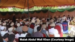 شیعه او سني مشران د اکتوبر پر شپږمه د غونډې پر مهال د یوې خېمې لاندې ناست دي