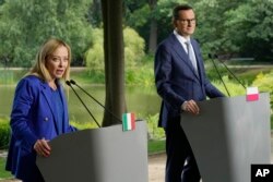 Mateusz Morawiecki (dr) a devenit recent noul lider al grupării ECR după retragerea Giorgiei Meloni (st), premierul Italiei.