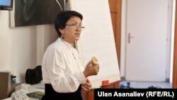 Назгүл Рысмендеева Чехиядагы кыргызстандыктарга чүкө тууралуу айтып берип жатат. 29-июнь, 2024-жыл. Прага.