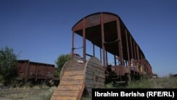 Vagonë të ndryshkur jashtë funksionit që nga paslufta e vitin 1999 në Kosovë tashmë të transformuar në një kënd lojërash.