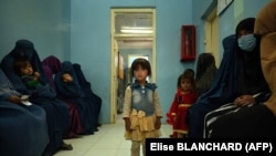 بانوان و اطفال در دهلیز انتظار یکی از کلینیک ها در ولایت میدان وردک