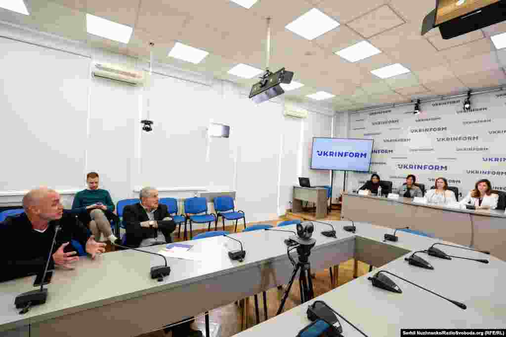 Правозахисники, рідні та колеги журналістів-політв'язнів, а також представники влади розповіли про поточну ситуацію, в якій перебувають медійники &ndash; бранці Кремля, включаючи ув'язненого фрилансера Крим.Реалії Владислава Єсипенка, а також про представників РФ, причетних до системних переслідувань політв'язнів