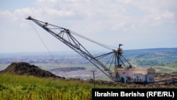 Teška mehanizacija u rudarskom području u blizini sela Šipitule