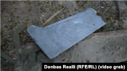 Уламки крила російського Ланцета поруч з позицією артилеристів