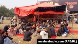 بلوڅانو د ډېسېمبر له ۲۳مې راهیسې د خبریالانو په مرکز کې پرلت وهلی دی - د ډېسېمبر ۲۹مې انځور.