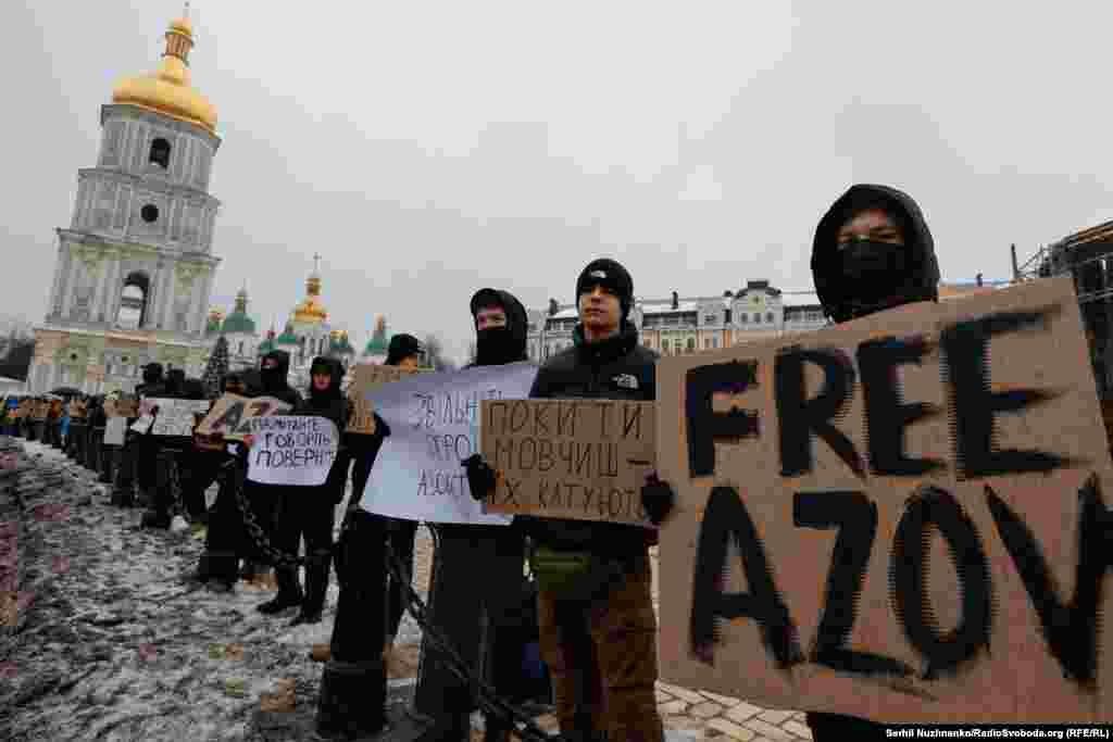 &laquo;Зараз усі у полоні свят, а хтось у полоні на свята&raquo; &ndash; з таким лейтмотивом вийшли близькі полонених на вулиці своїх міст, щоб ще раз нагадати про тих, хто зараз перебуває у російському полоні. Подібні акції&nbsp;&nbsp;провели у Києві, Одесі, Луцьку, Кривому Розі, Миколаєві та ще кількох містах України та інших країн