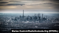 Вигляд на промзону Авдіївки й місто у січні 2024 році, коли за нього точились запеклі бої