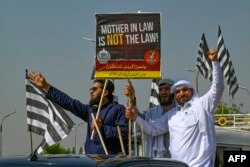 پاکستان جمهوري غورځنګ کې شامل ګوندونو قافلې د سپريم کورټ پر لور روانې دي.