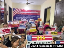 تعدادی از خانواده های افغان که در اسلام آباد در انتاظار انتقال به امریکا هستند