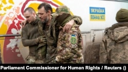 Un prizonier de război ucrainean este ajutat de colegi după ce a fost eliberat din captivitate în urma unui schimb de prizonieri dintre Rusia și Ucraina (fotografie de arhivă).