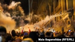 დაპირისპირება აქციის მონაწილეებსა და პარლამენტის შენობაში გამაგრებულ პოლიციელებს შორის