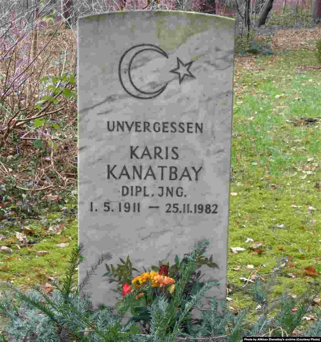 "Ұмытылмайтын Қарыс Қанатбай". Қарыс Қанатбайдың зиратындағы құлпытас. Аты-жөнінен кейін мамандығы инженер екендігі жазылған. Мюнхен, Германия. Сурет Азаттық радиосының бұрынғы қызметкері Әлихан Жаналтайдың жеке қорынан алынды.