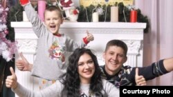 Артем Єрашов з батьками. Фото: з особистого архіву родини