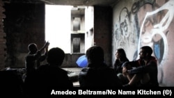 Kineski migranti u napuštenoj kući u Bihaću sa predstavnicima organizacije No Name Kitchen